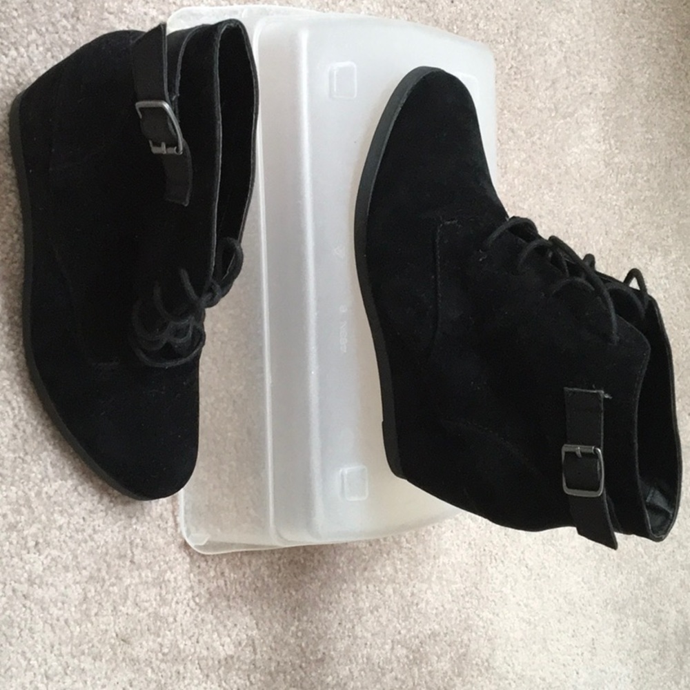 Black faux suede ankle boots ( like new)